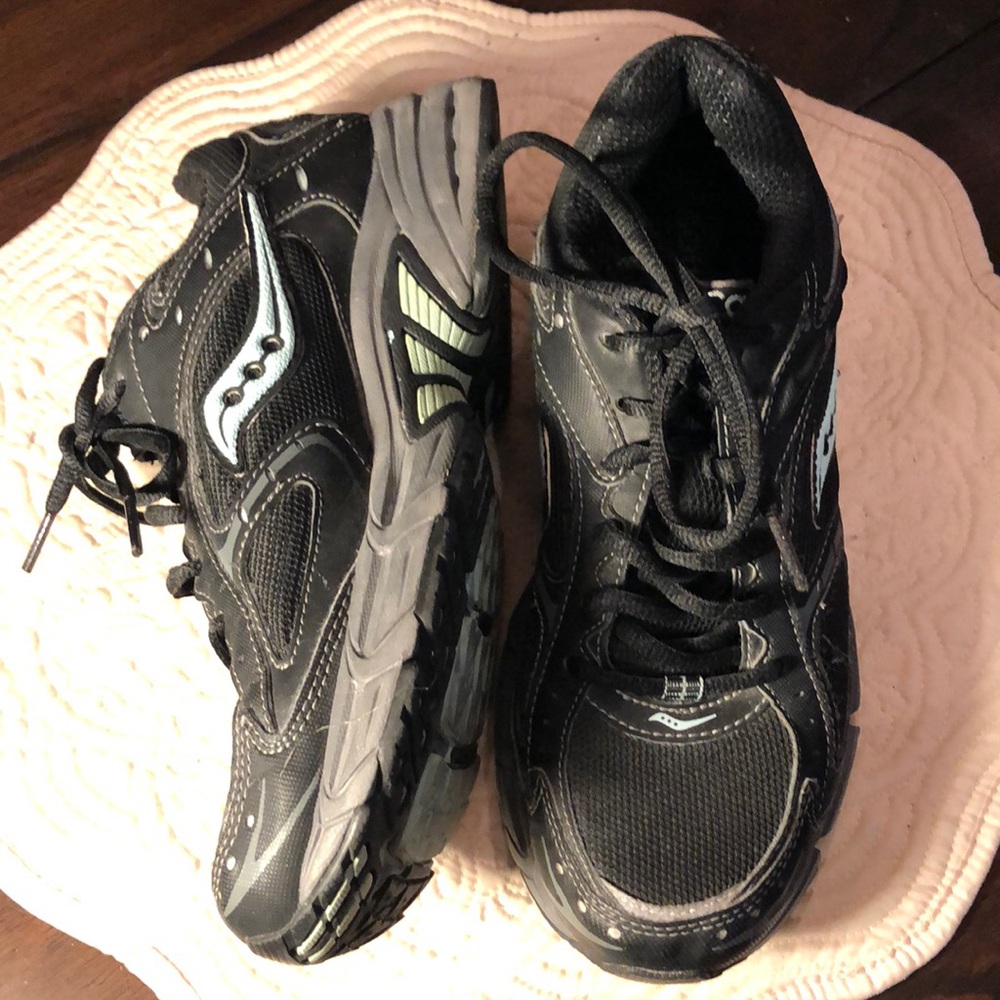 Saucony Prestige TR classic comfy lace-up cushioned athletic shoes / sneakers
